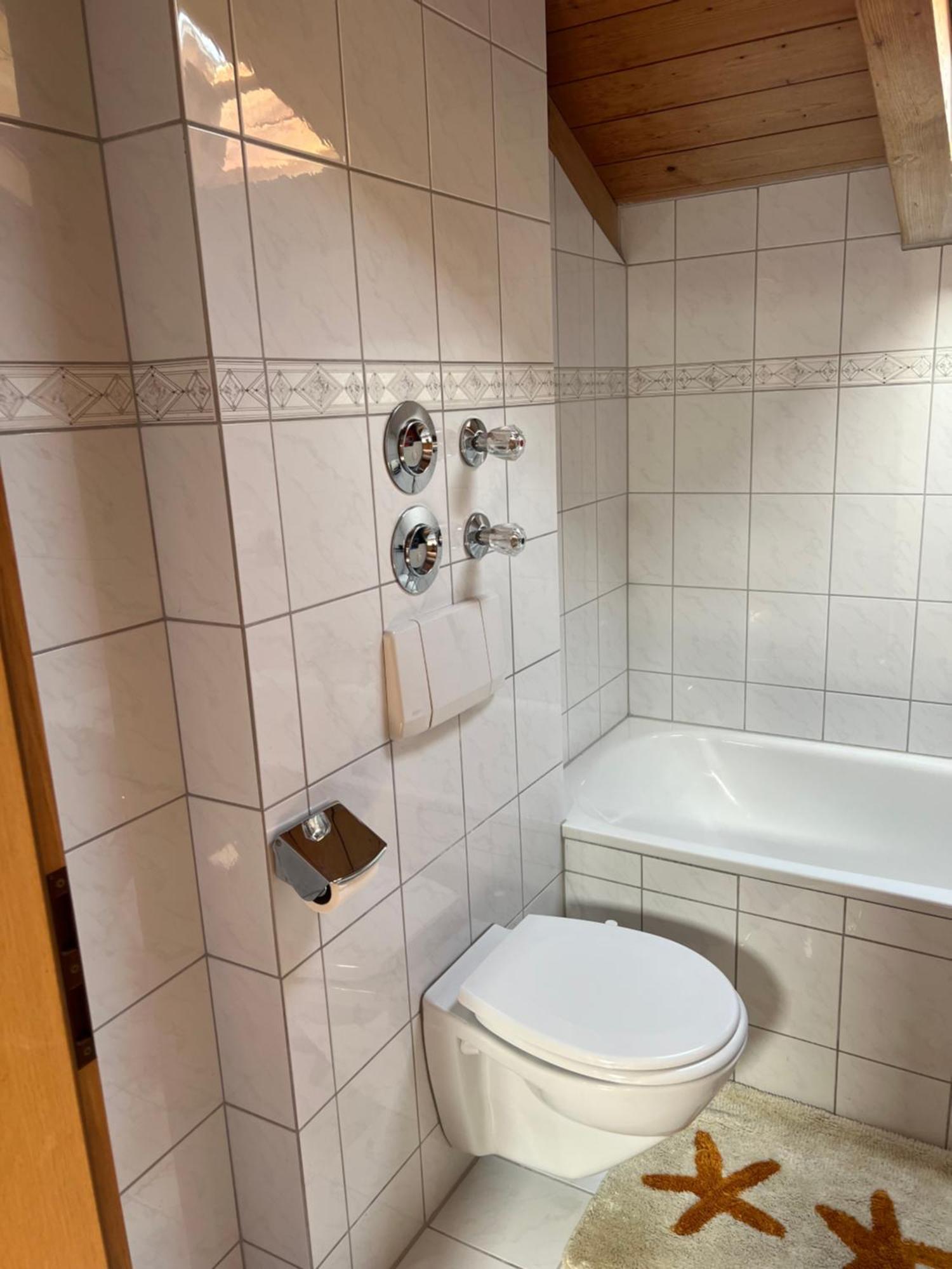 Gemuetliche Dachgeschosswohnung Mit Balkon Ainring Exterior photo